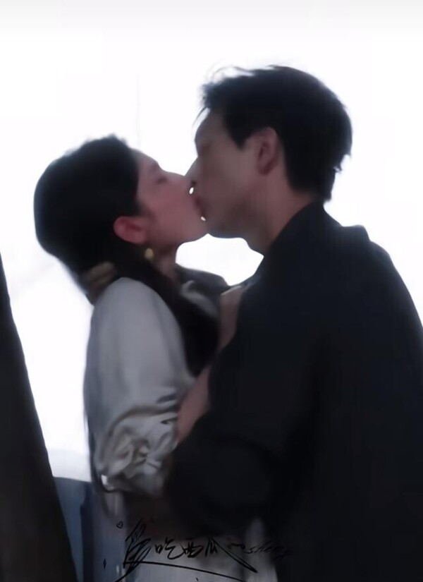 李现和张婧仪新剧《雾里青》一段吻戏路透,这几天刷屏了。虽然画