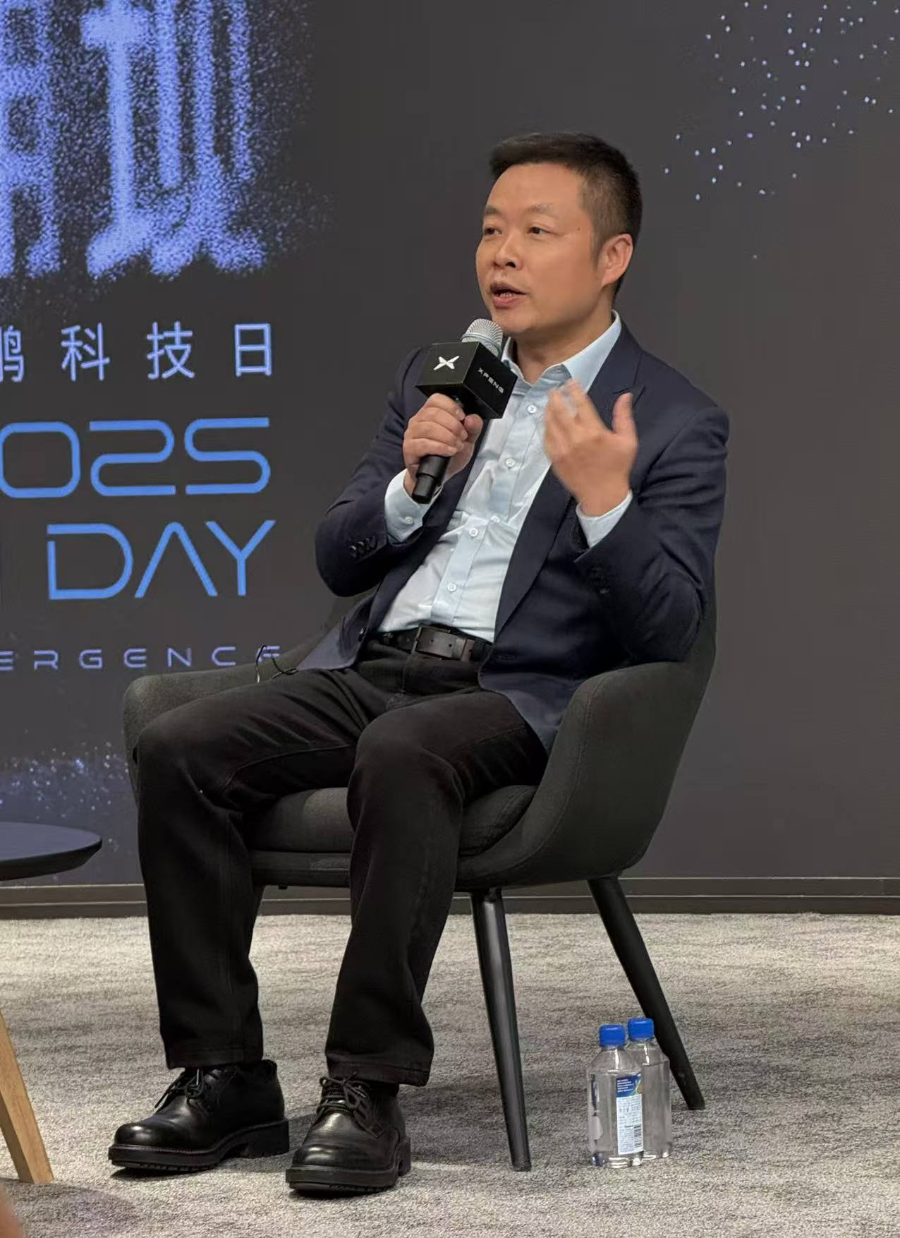 与高德达成合作!小鹏汽车明年推3款Robotaxi车型 何小鹏:机器人、飞行汽车均计划明年量产 | 每日经济新闻