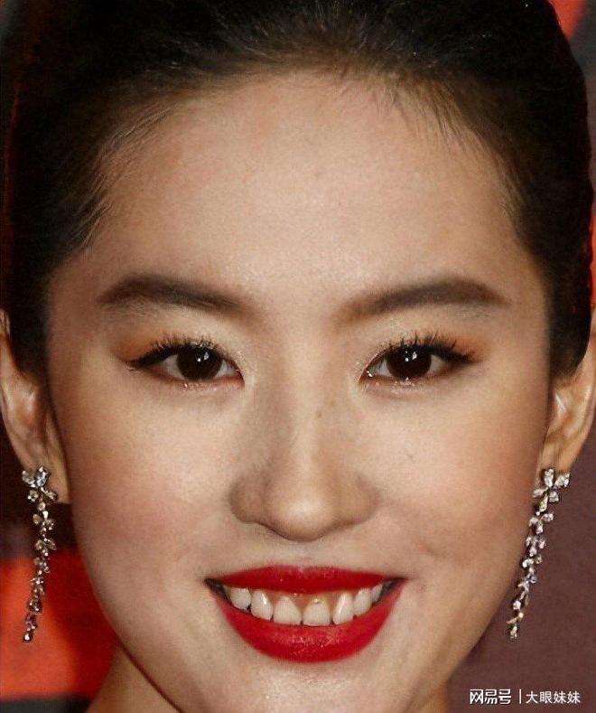女星素颜大曝光：刘亦菲牙黄，杨紫显老，张柏芝难认