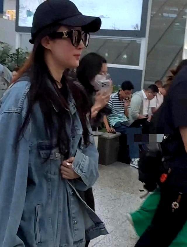 刘亦菲上海机场素颜照流出 生图扛打引热议_新闻频道_中华网