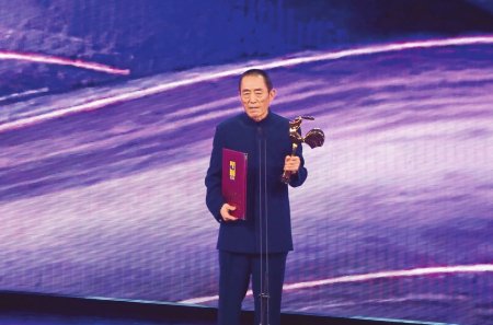 张艺谋摘得第10个金鸡奖 张译张小斐分获影帝影后