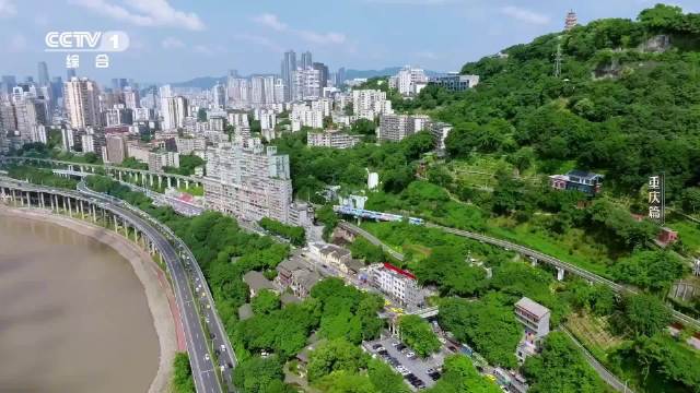 重庆的交通就像一个大型的立体迷宫，“汽车坐电梯”只是其中一个精彩片段…