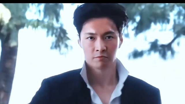 星爷眼光有多毒？他选中的人，连搞笑都这么一本正经…