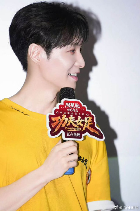 《功夫女足》路演中张艺兴为何全程紧挽周星驰手臂？