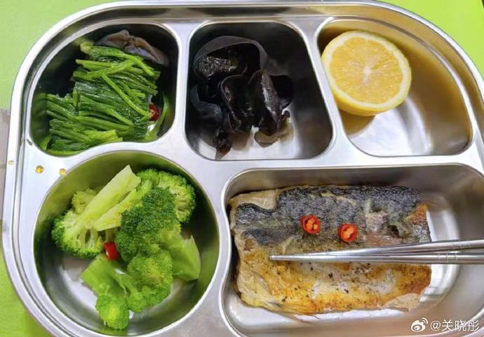 关晓彤健康餐只发图引催更，网友喊话求教程