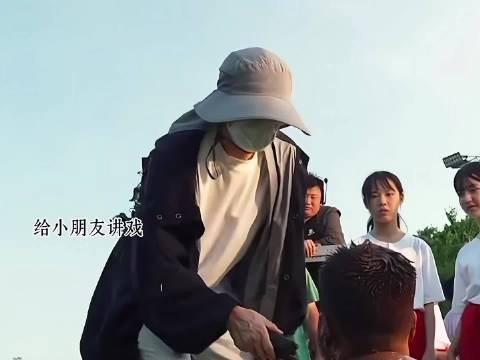 都是星爷亲力亲为怪不得这么好笑 喜剧从不是随便搞笑，周星驰事事亲力亲为…