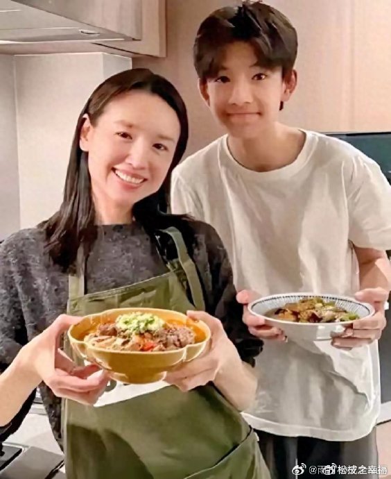 董洁与儿子顶顶的素颜vlog为何引发全网热议？