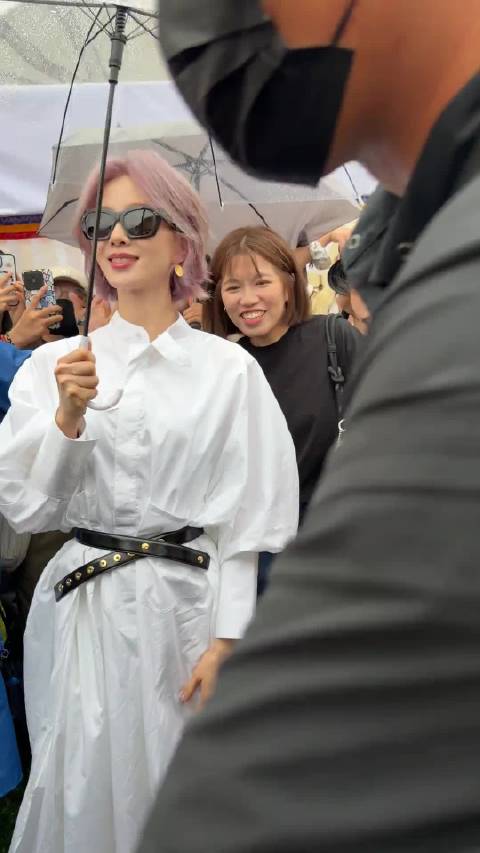 刘诗诗粉紫短发亮相山野，演绎东方诗意美