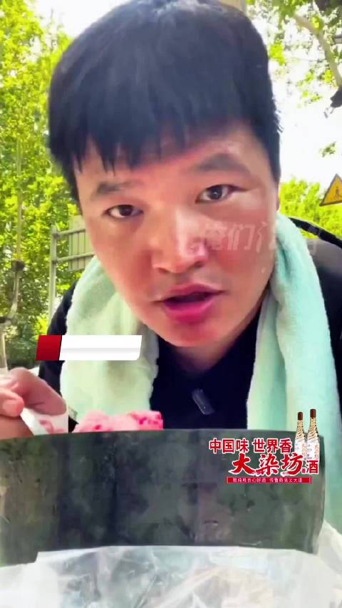 网红大嘴徒步淄博获赠物资转赠环卫工