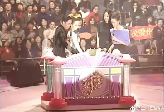 王菲张惠妹罕见同台颁奖，两大狮子座女神同框