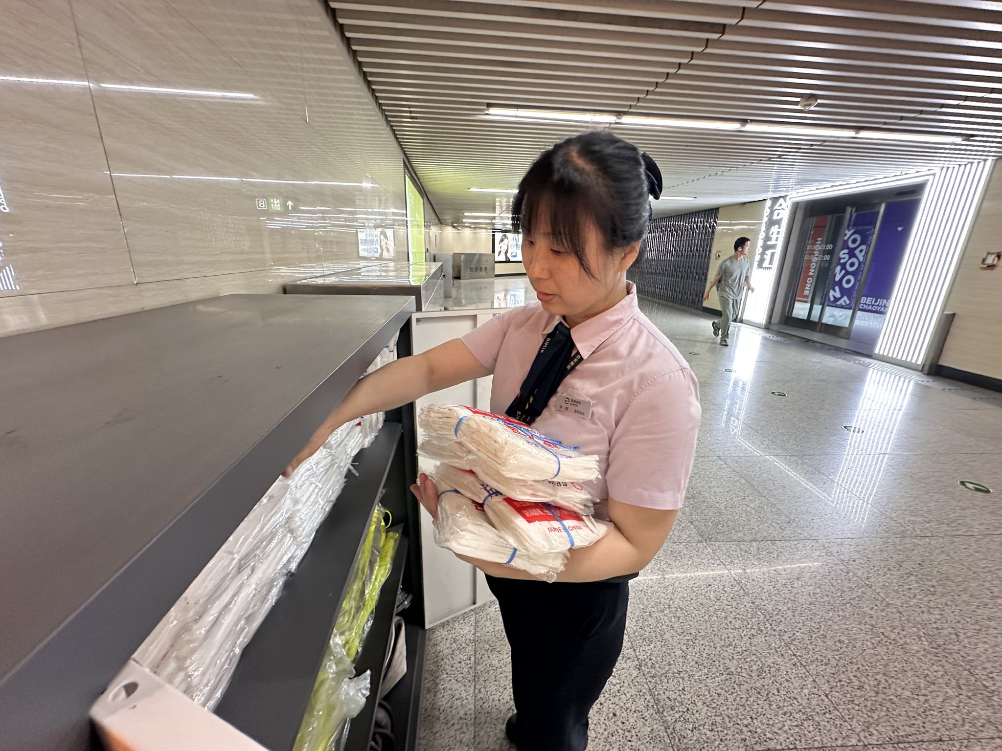 京港地鐵14號線九龍山站，工作人員整理防汛箱中的便民雨衣。新京報記者 王貴彬 攝