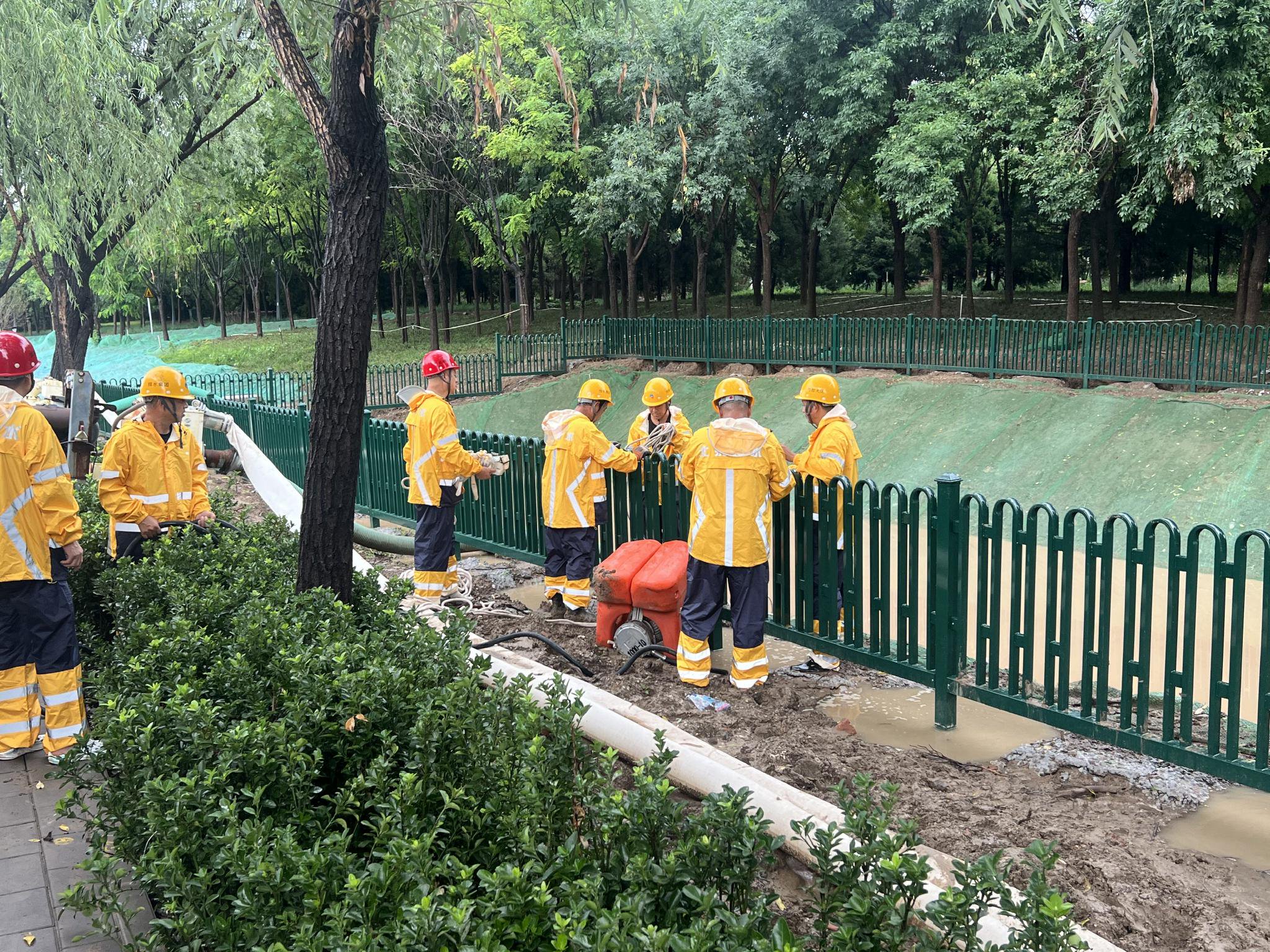 排水人員馳援救險。圖源：北京排水集團 