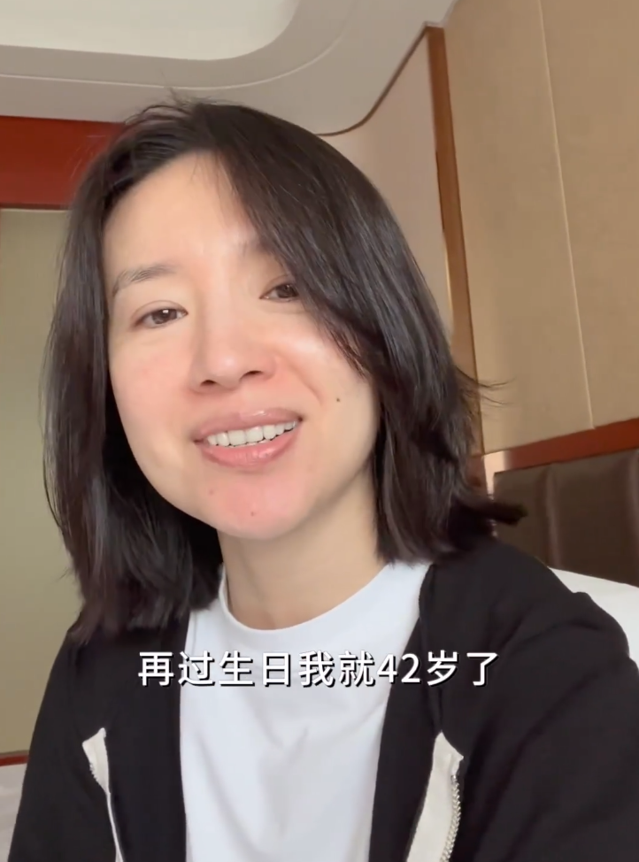 42岁董洁为自己庆生,素颜出镜自夸皮肤好,感慨顶顶都已经长大了