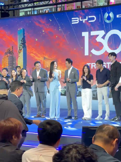 大合照时代言人教比亚迪BYD高管们比心