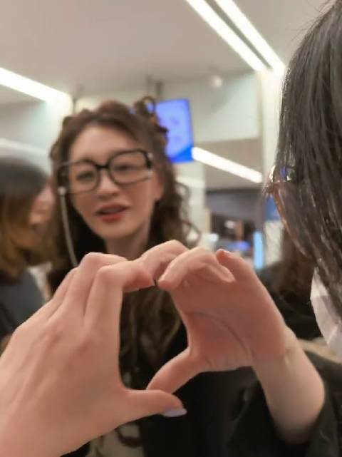 李小冉感谢粉丝支持，比心拥抱表决心