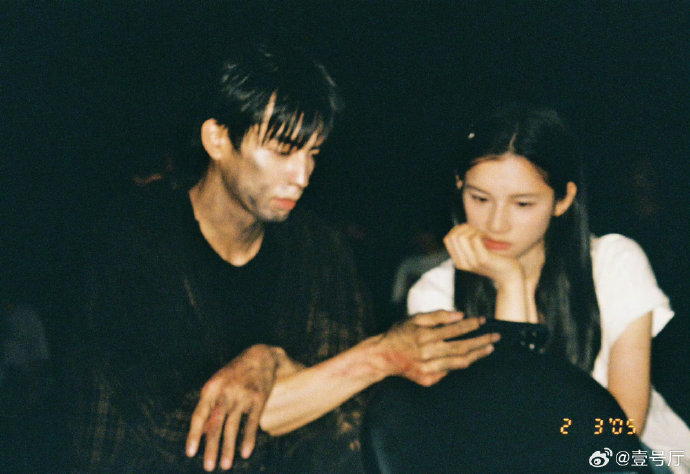 张婧仪看到宋威龙情绪未平复时如何回应？