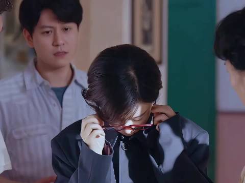 赵丽颖新剧花絮曝光，扮可爱造型逗乐父母