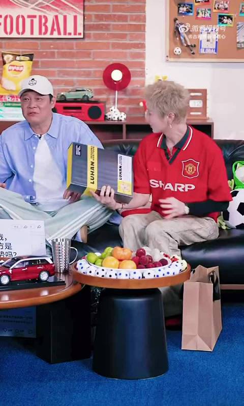 鹿晗直播口误急刹车，表情凝固引热议