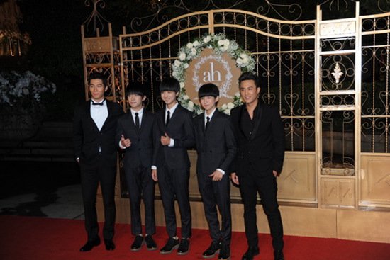 TFBOYS现身黄晓明婚礼 穿黑色西装帅气(图)-中国新闻网