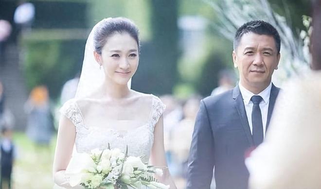 曝李小冉已离婚，知情者透露离婚原因，已分居两年，最后同框曝光