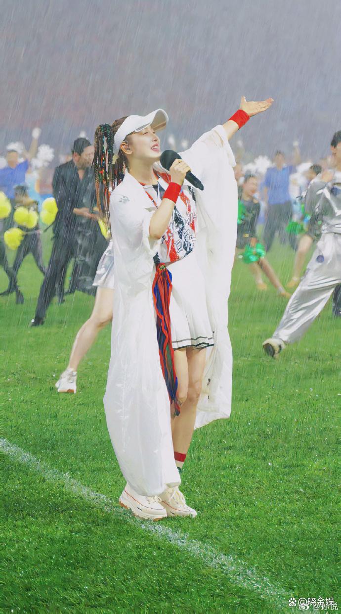 实力派不惧风雨!东北超级足球联赛上歌手孙悦冒雨演唱获好评