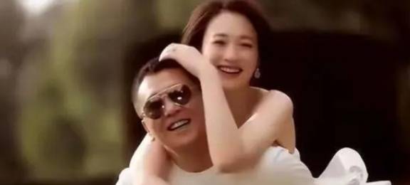 李小冉被曝离婚啦？背后真相究竟如何呢？等回应呀！