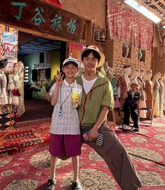 40岁马天宇在乌鲁木齐逛市集被偶遇，他现实中真人看起来好年轻