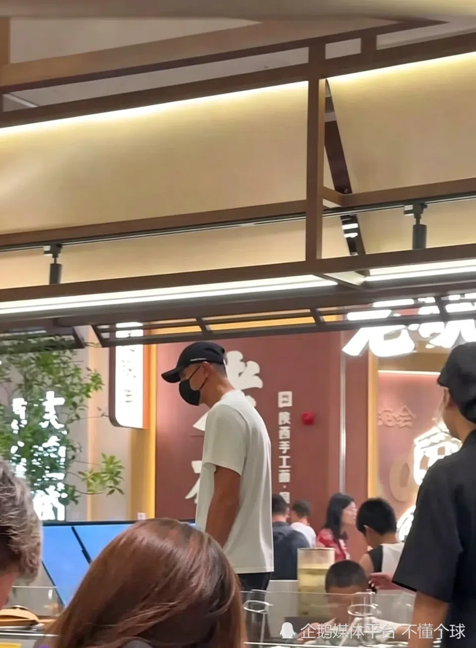 好久不见，联哥！有街坊在番禺偶遇易建联吃煲仔饭，“荔枝佬”还是那么低调接地气