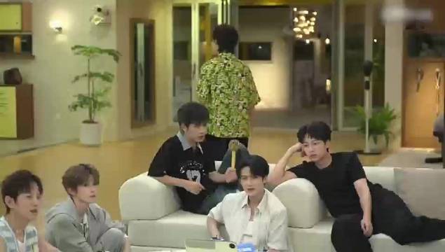 何炅直播全程安利檀健次健身餐，杨迪猜错晚餐崩溃