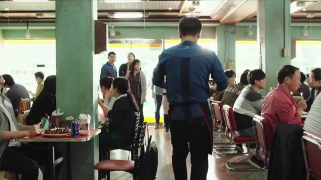 重案组卧底盘炸鸡店意外爆红，边卖炸鸡边捣毁毒枭