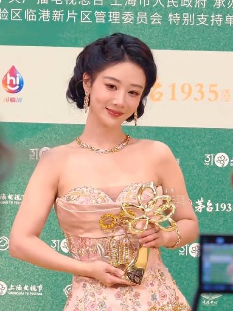杨紫33岁手握9部百亿剧集，从童星到爆剧女王