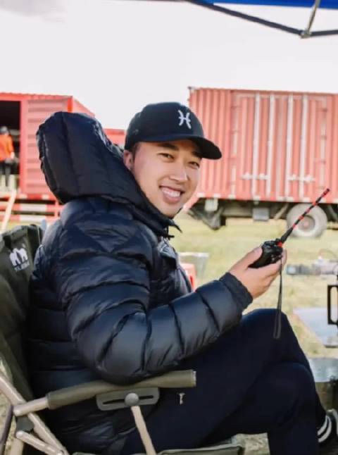 于正晒白鹿许凯等艺人旧照怀旧，回应合约到期称有情有义