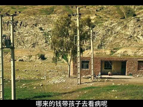 电工为残疾父子修电路车陷河中，村民开拖拉机相助