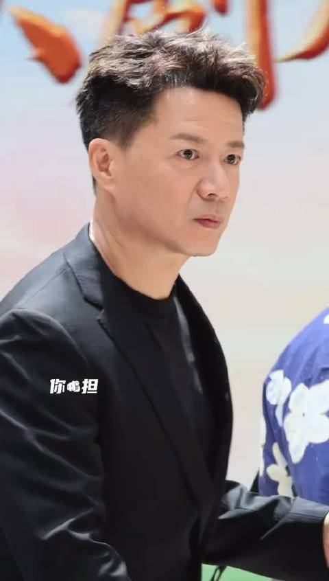 央视推介会下班的段奕宏，穿黑色西装总是那么迷人