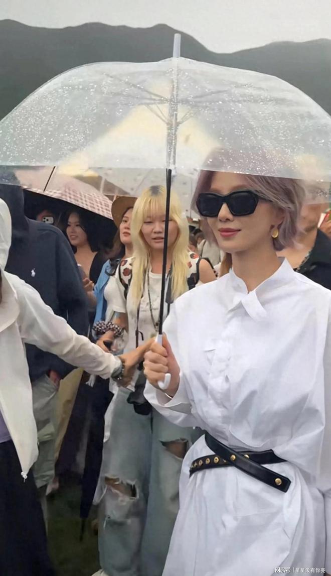 路人丽江偶遇刘诗诗！粉紫短发配白裙，雨天撑伞氛围感直接拉满