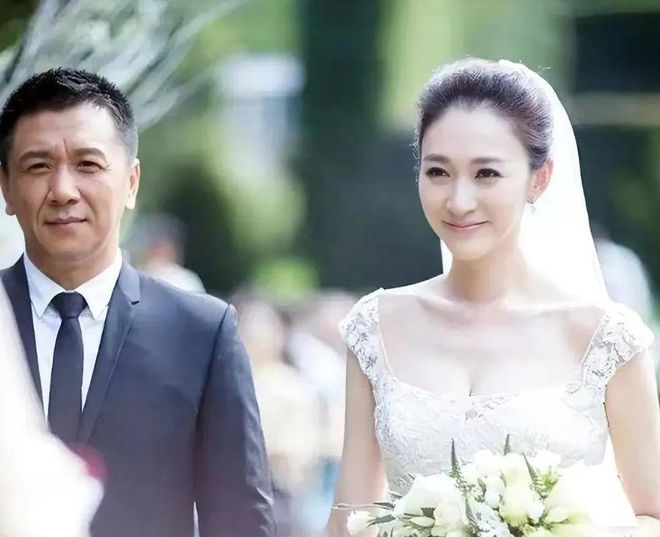 一地鸡毛!李小冉被爆离婚，网传撬闺蜜墙角，5个亿的情话成笑话？