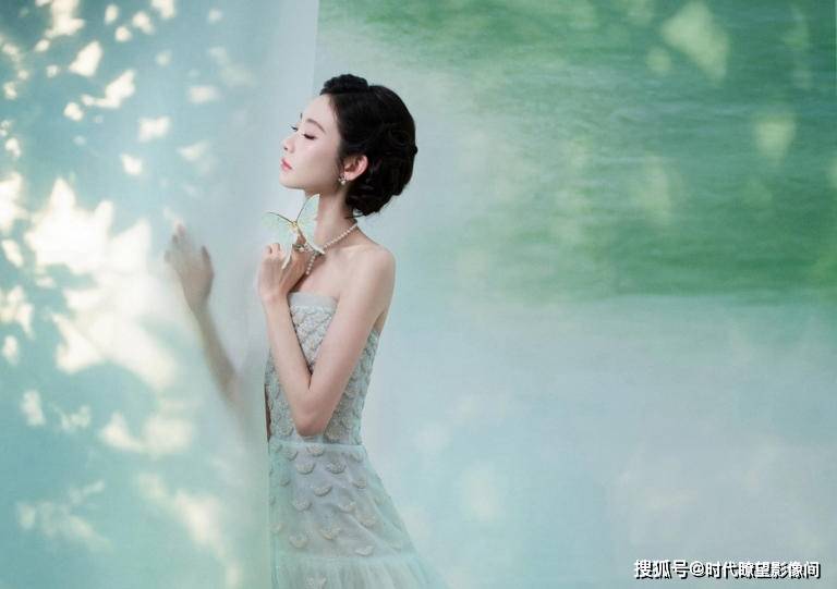 张艺凡淡颜封神,薄荷色纱裙似水光精灵,芭蕾肩颈碾压内娱