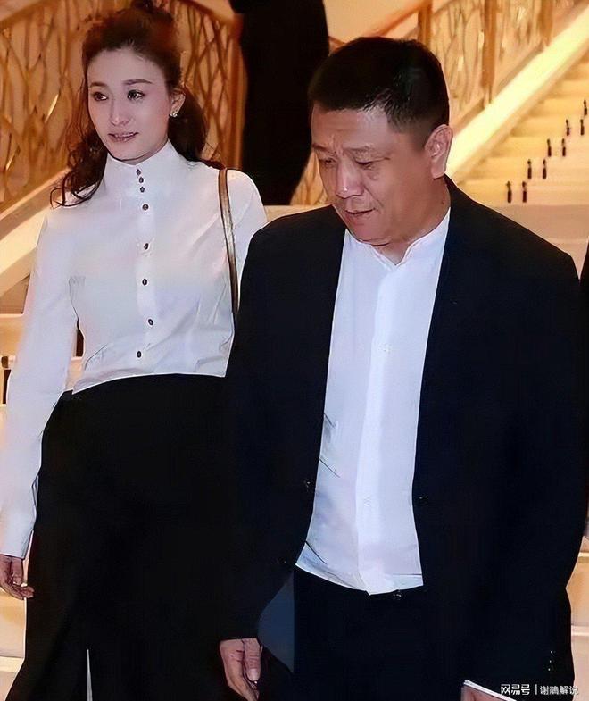 曝李小冉离婚仅1天，于和伟的话再次应验，原来她早就找好了后路