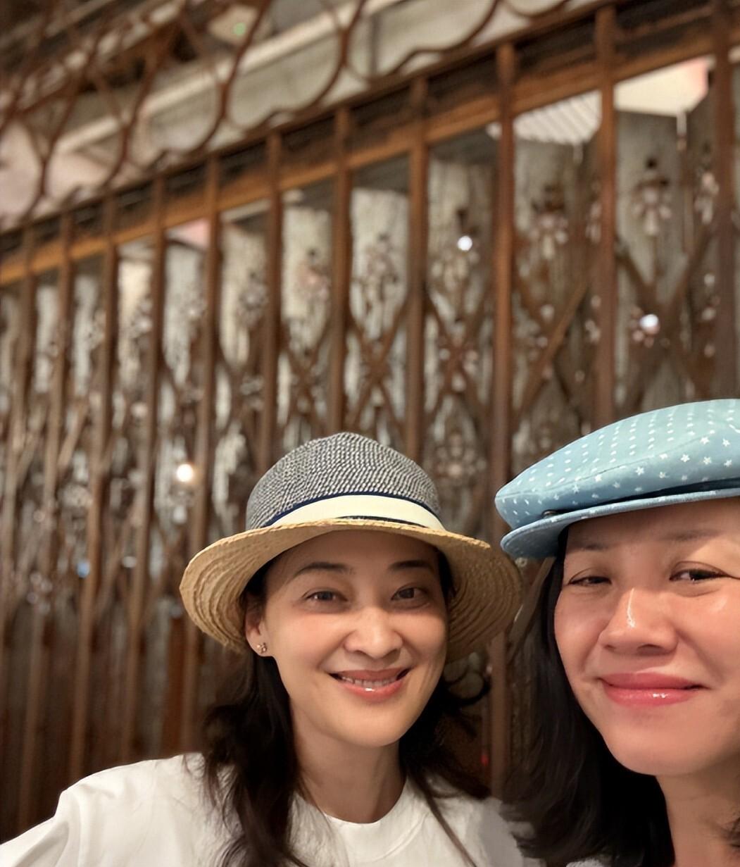 差距尽显!刘琳大笑露黄牙皱纹显眼,51 岁梅婷纯素颜,紧致脸庞全靠好骨相
