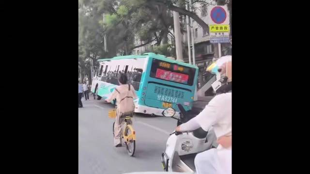 兰州一处马路塌陷一公交车陷入坑中：后轮卡在坑洞上 司乘人员均未受伤