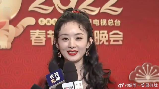 赵丽颖接受央视采访，怼脸镜头颜值依旧能打，小老虎手势好可爱