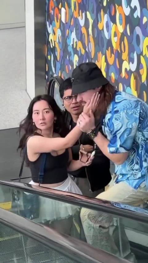 网友调侃自动扶梯循环乱过死侍时间线