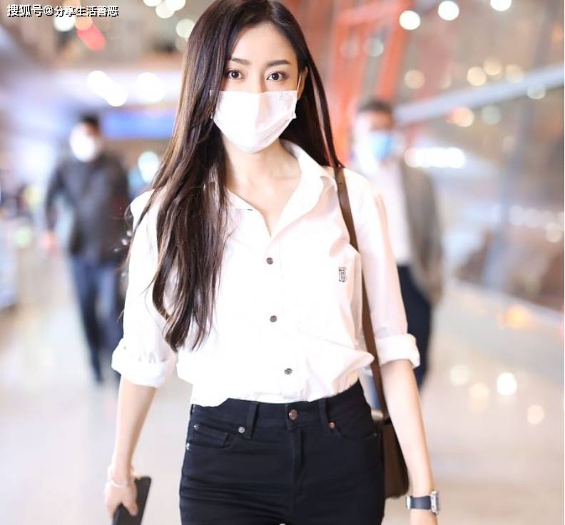 张天爱不愧是潇洒女神,紧身牛仔裤搭配白色衬衣帅气无比!