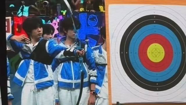 陈奕恒帮陈浚铭整理射箭道具，陈奕恒陈浚铭运动会互动看得人心软软