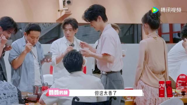 孟子义第一次见王弘毅吃饭，王弘毅称片场从不进食