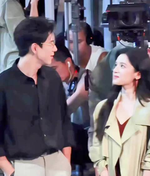 李现张婧仪新剧婚礼迎宾牌，渊哥接清雾下班