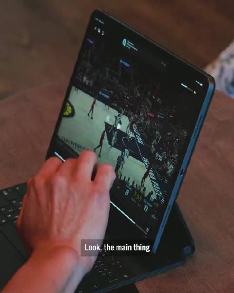 林书豪和杨瀚森一起分析录像