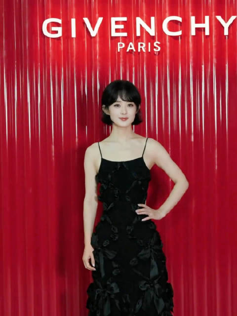 赵丽颖短发黑裙亮相，被赞真人版泡芙小姐