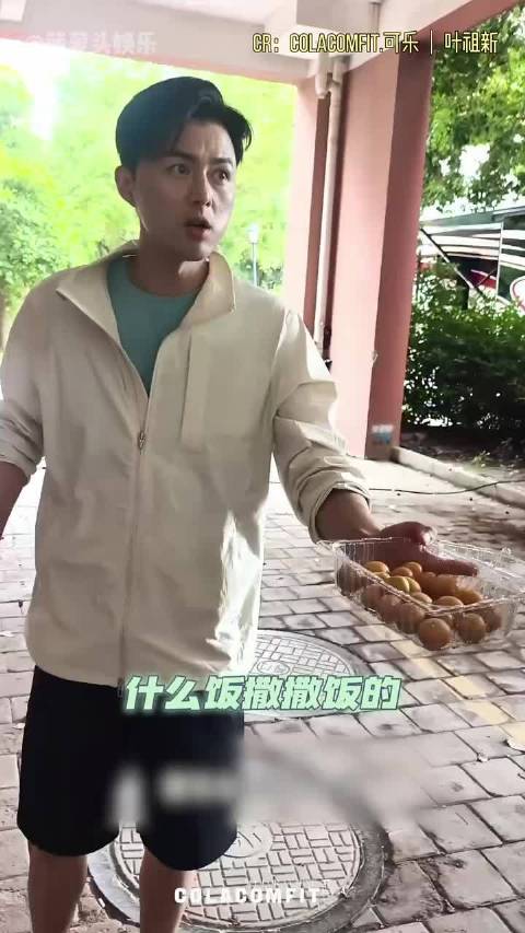 老辈子不语 只是一味送饭 吃饱了吗孩子