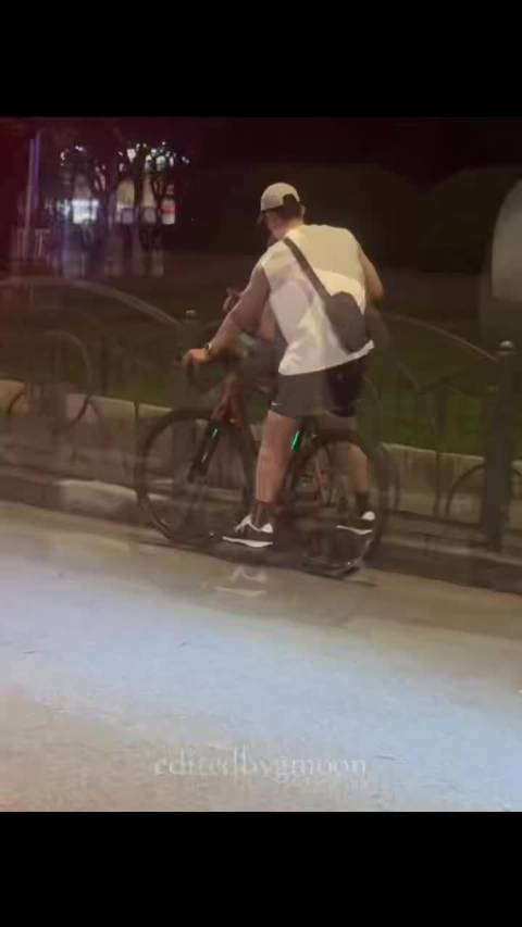 这个黄景瑜就是个普普通通快乐遛弯的铲屎官
